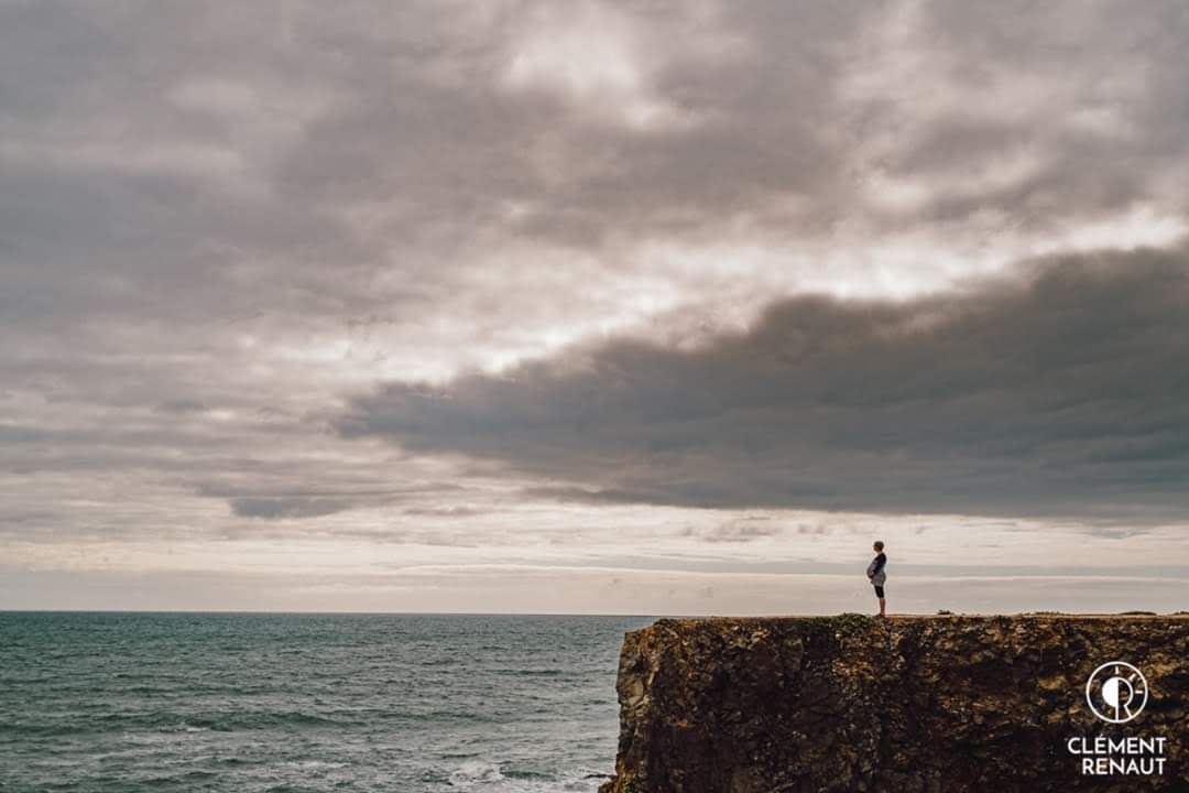 Apprendre à lâcher prise, femme enceinte face à la mer, symbole de confiance et de sérénité intérieure par Renaut clément