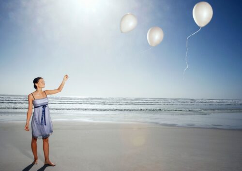 Visuel d’une personne souriante et détendue, symbole de l’épanouissement personnel grâce au récapitulatif du lâcher-prise.