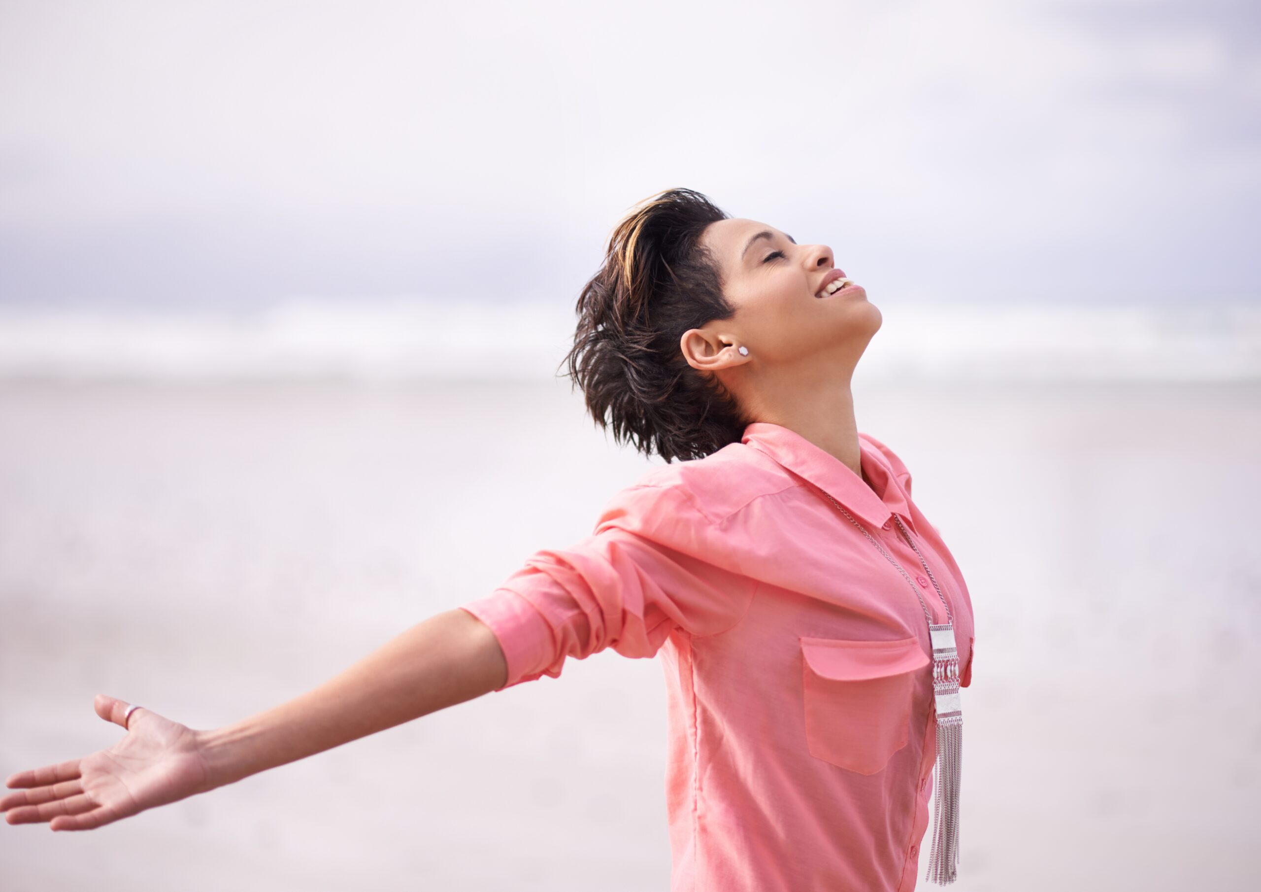 Personne en méditation apaisée, symbolisant les bienfaits sur le calme et l’énergie, récapitulatif du lâcher-prise pour retrouver la paix intérieure