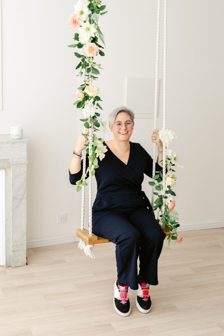Portrait de Laetitia, fondatrice de RL Bien-Être, assise sur une balançoire fleurie, captée dans un moment de douceur et de lumière — photo de Jérémie Hkb - accompagnement transitions de vie accompagnement bien-être intuitif avec Laetitia, fondatrice de RL Bien-Être