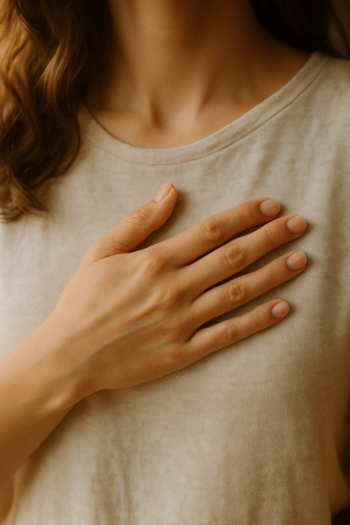 Main posée sur le cœur comme symbole de retour à soi et de douceur intérieure