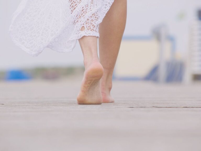 Pieds nus sur un sol naturel