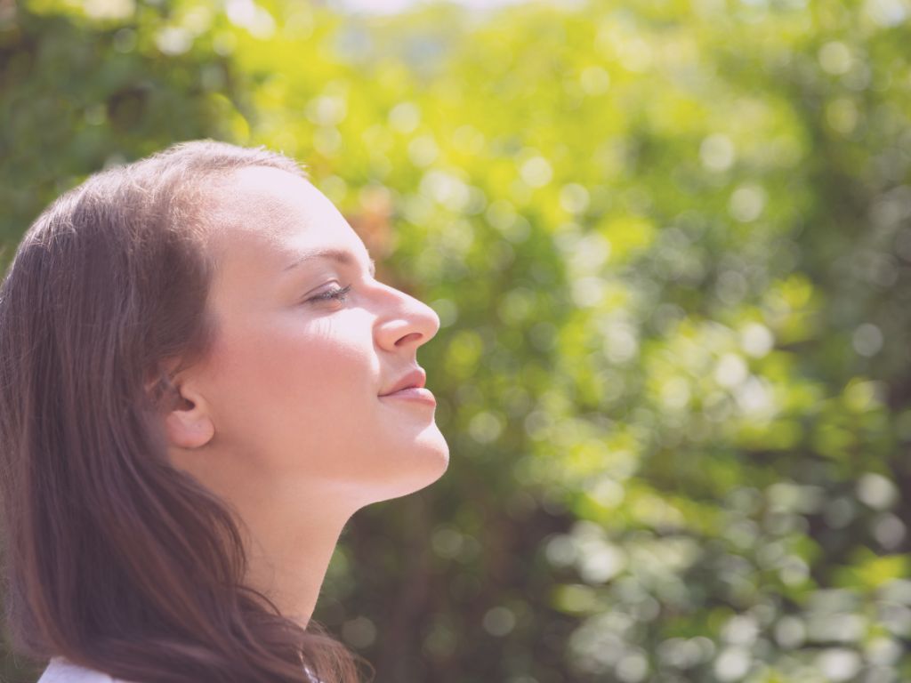 Femme yeux clos, bulle lumineuse autour d’elle