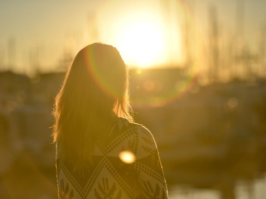Silhouette paisible face au soleil couchant. face à la nature, prenant une pause et exerçant son droit de ne rien faire.