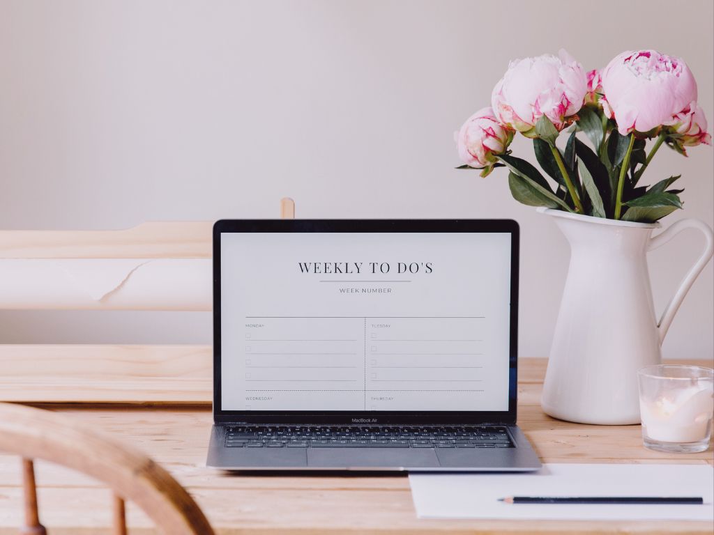 Fleur fraßche sur un bureau épuré, organisation douce rentree sans stress