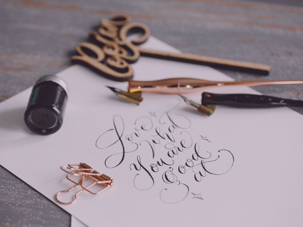 Lettre manuscrite posée sur une table en bois clair