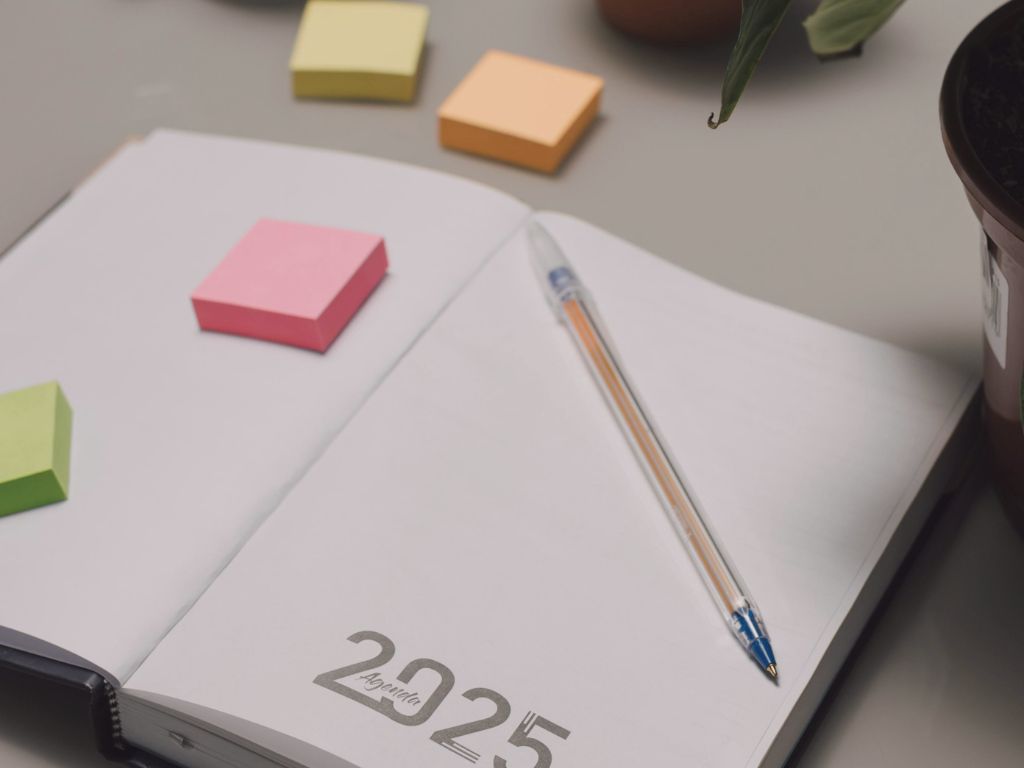 Agenda ouvert, ambiance douce avec lumiĂšre naturelle, rituel rentree sans-stress