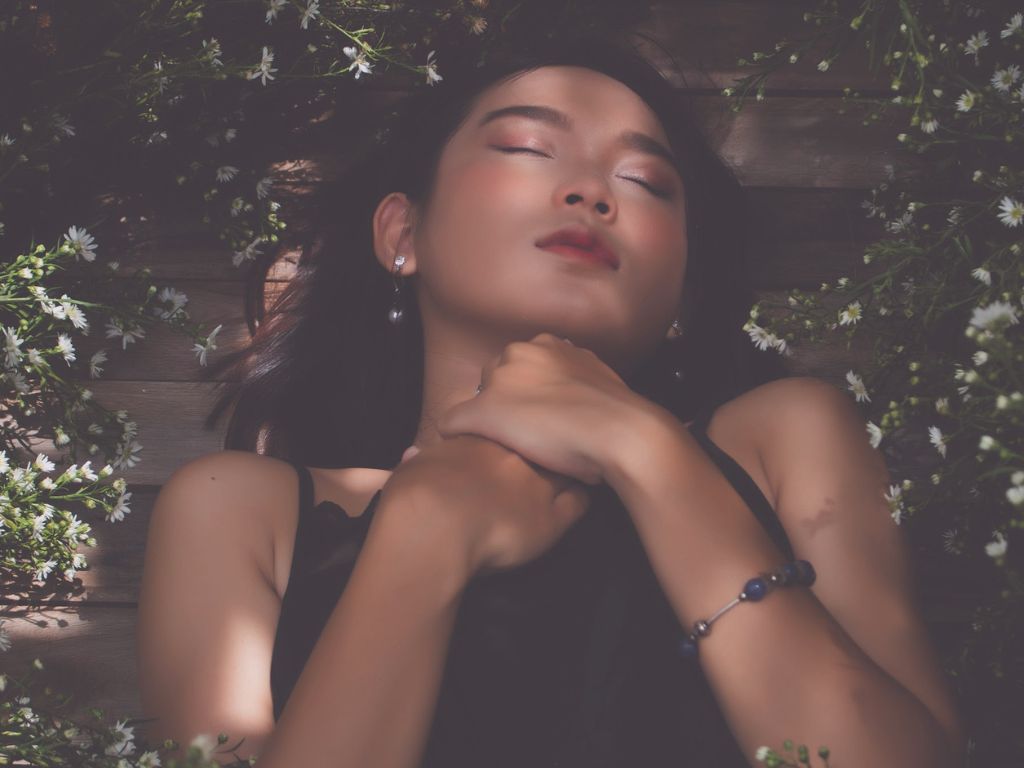 Silhouette allongée, lumière douce sur le visage