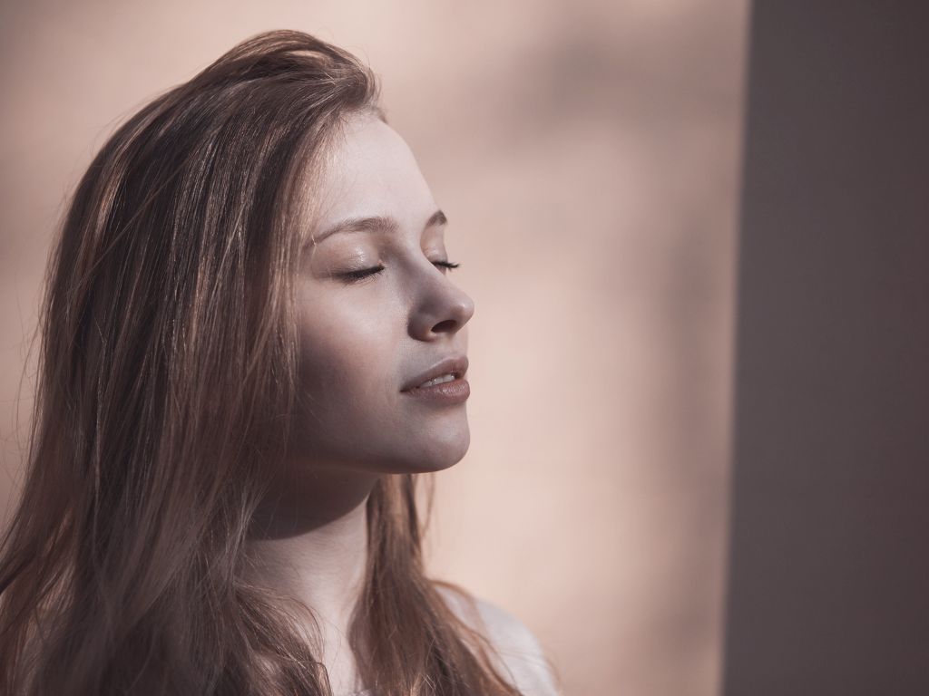 Silhouette apaisée, lumiÚre douce sur le visage, sans stress
