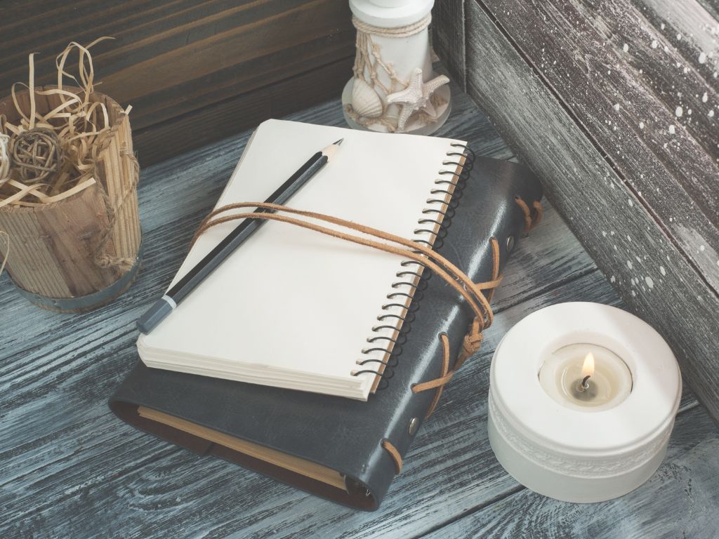 Carnet et bougie pour poser ses intentions pendant le portail énergétique