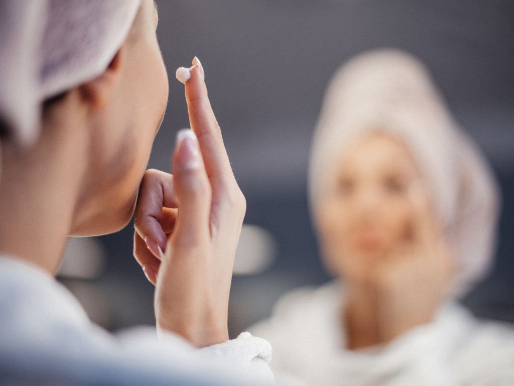 Femme face à son reflet, expression douce et pensive, symbole d’introspection de rentrée