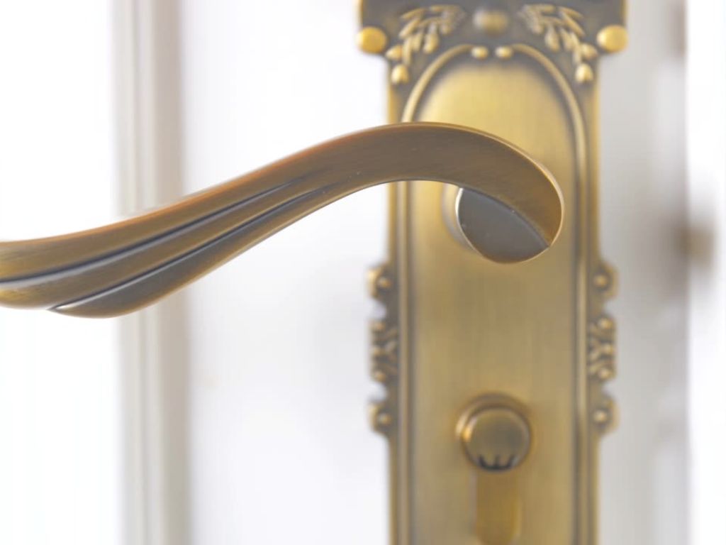 Visualisation d’une porte blanche, exercice du portail énergétique