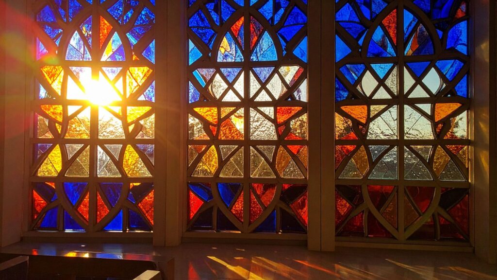 Lumière douce traversant une fenêtre, symbole de clarté intérieure et de libération des fardeaux