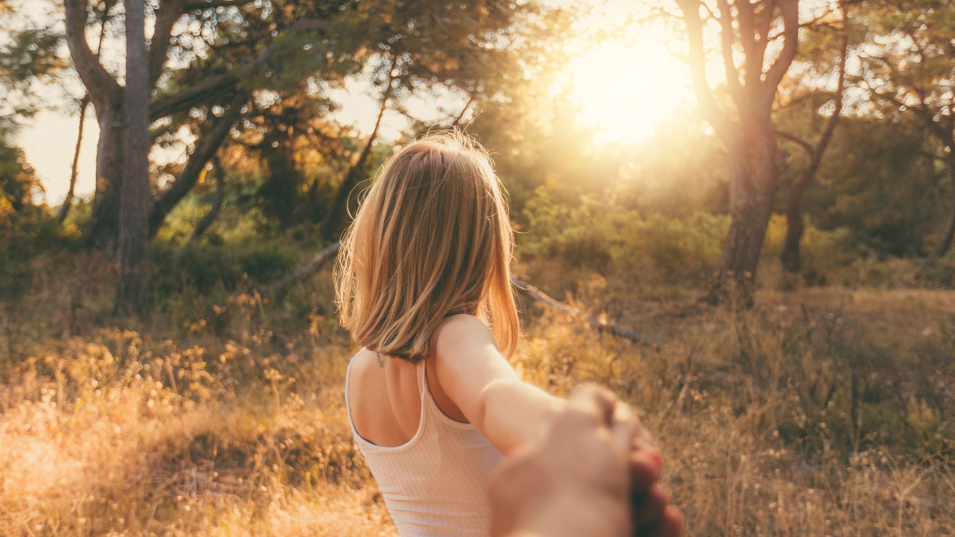 Promenade méditative dans une forêt d’automne aux feuilles dorées, symbole de lâcher-prise et de douceur intérieure.