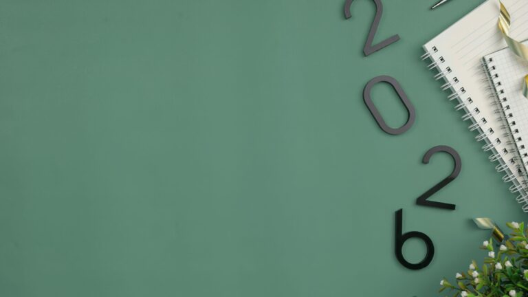 Carnet ouvert éclairé par une lumière douce, idéal pour écrire ses intentions de la nouvelle année 2026