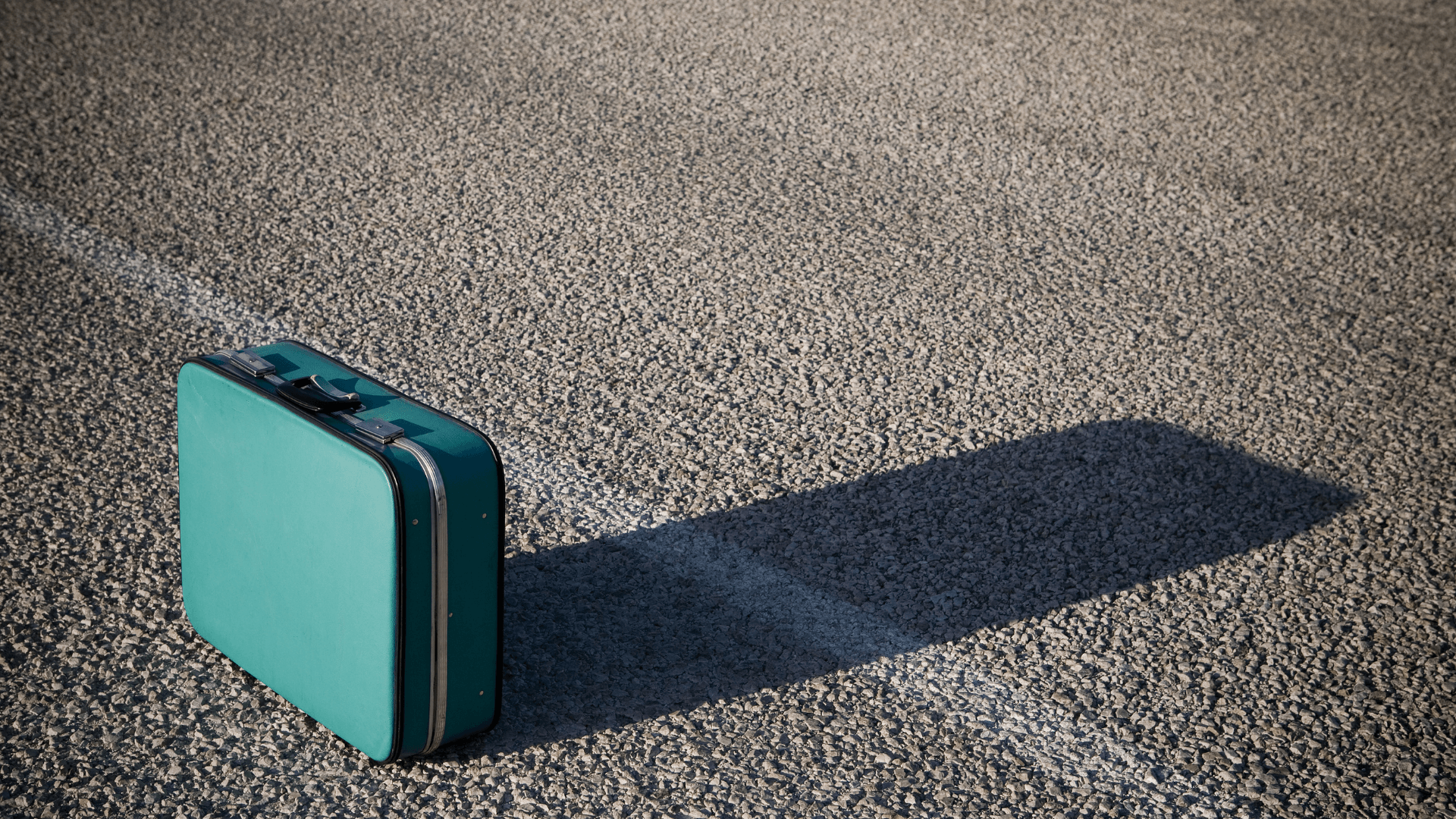 valises anciennes sur la route, symboliser les blessures encore présentes
