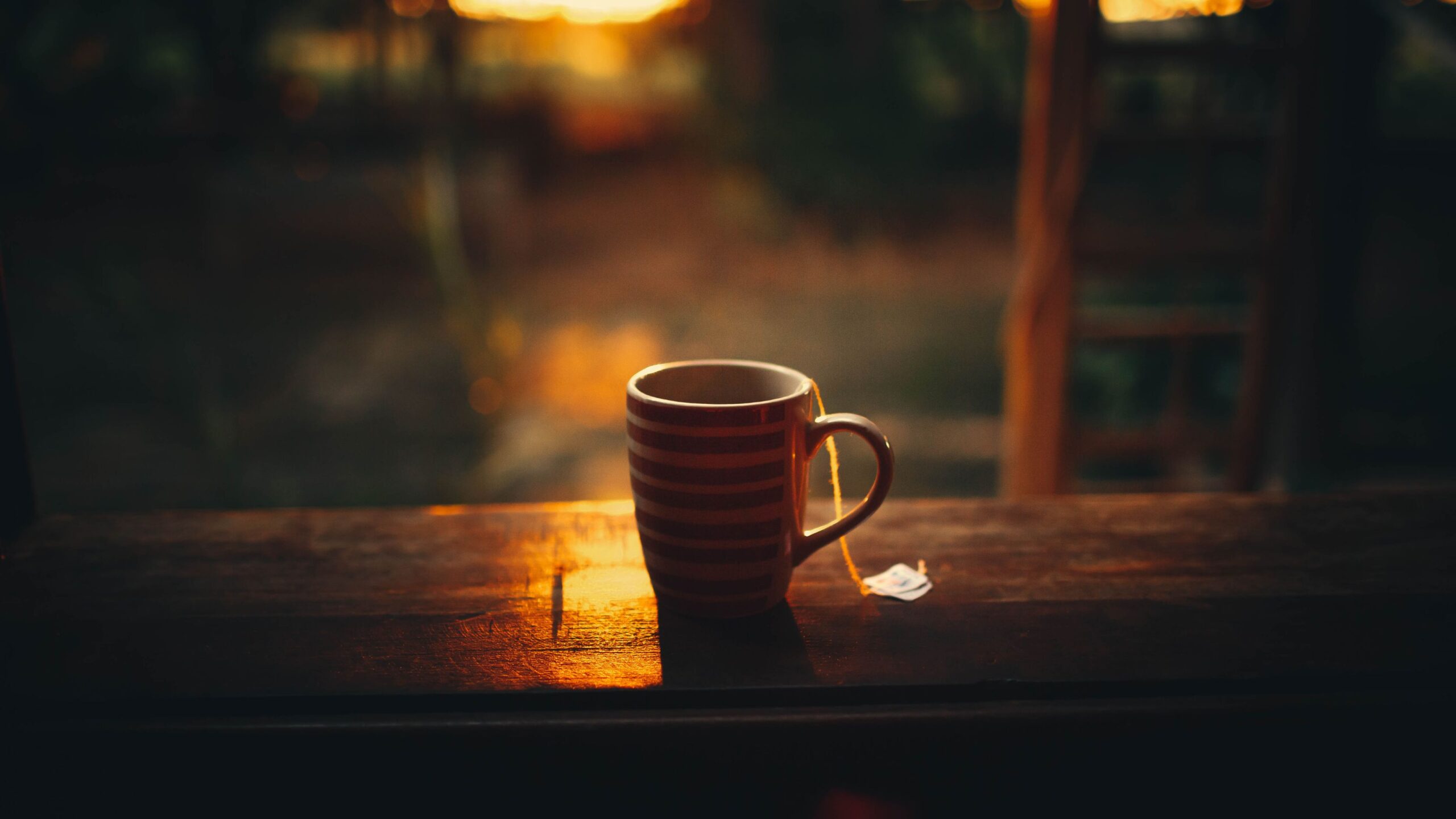 Tasse chaude posée sur un plaid, invitation à ralentir et à prendre soin de soi