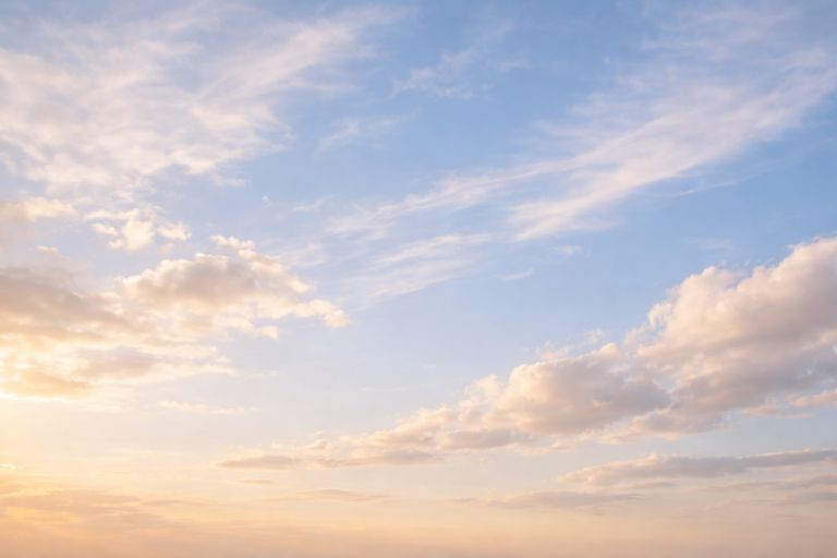 Ciel lumineux avec nuages en mouvement
