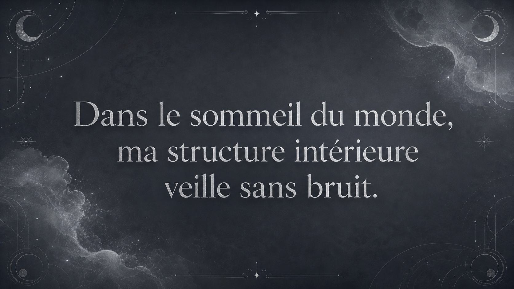 mantra de l'heure 01:44 en argent lunaire sur fond gris ardoise profond