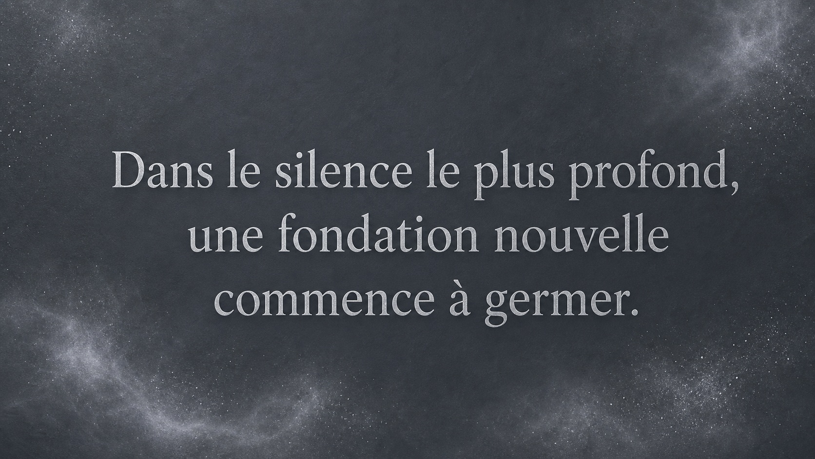 mantra de l'heure 02:44 en argent mat sur fond gris ardoise