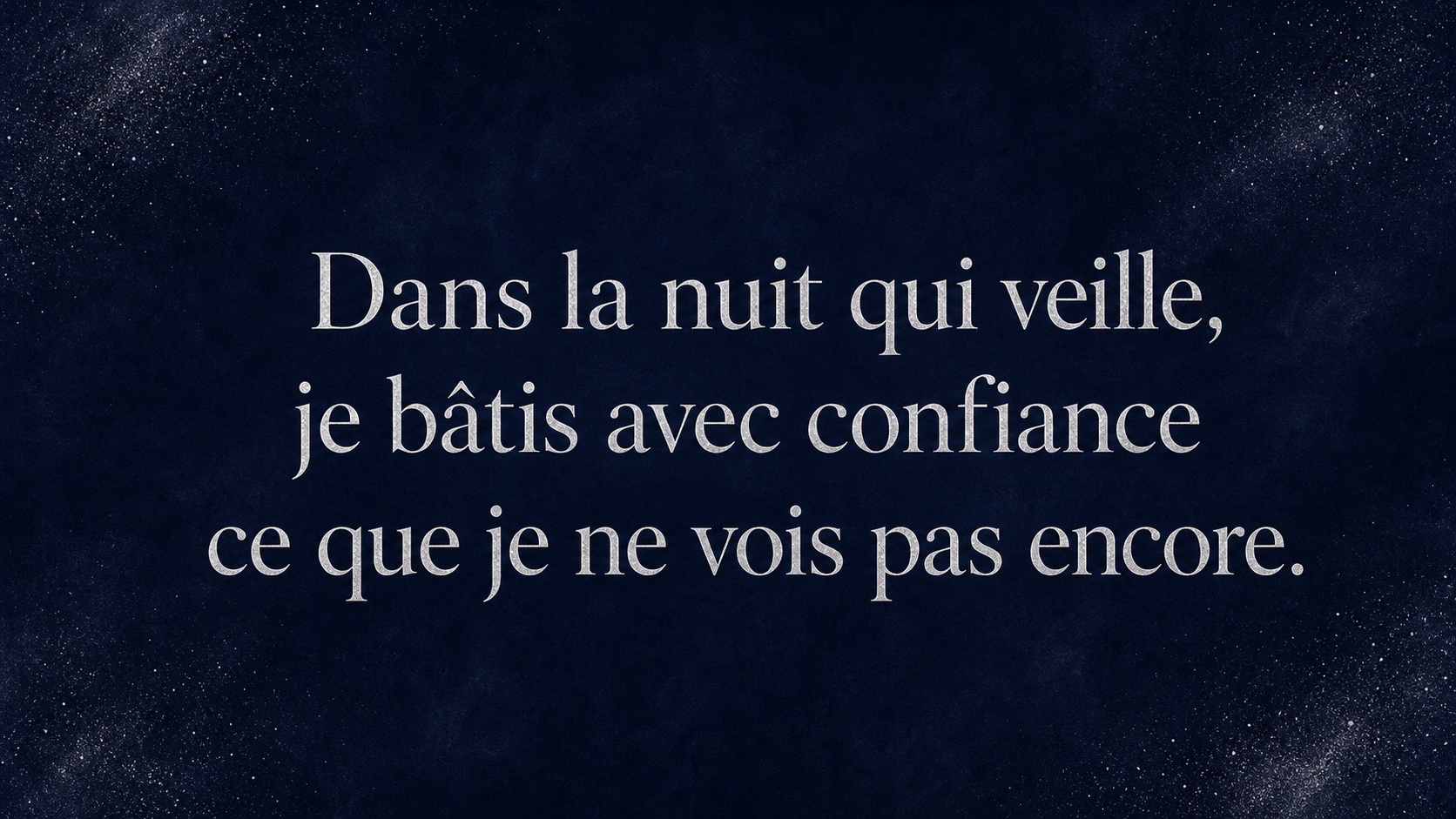 mantra de l'heure 03:22 en argent lunaire sur fond nacré et indigo velouté